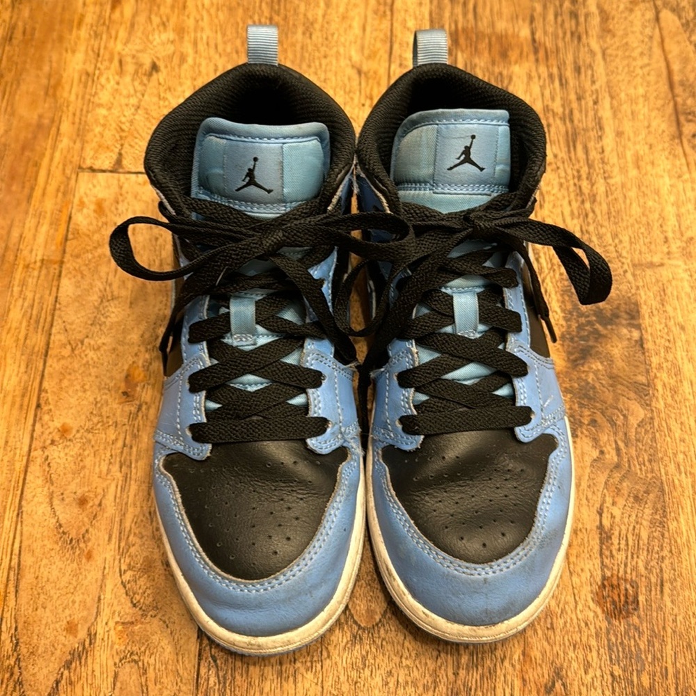 Kids Nike Air Jordan basketball sneakers 2.5